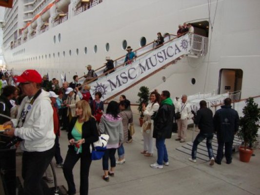 Acorduri de fanfară şi dans: pasagerii de pe MSC Musica au avut parte de o primire pe cinste